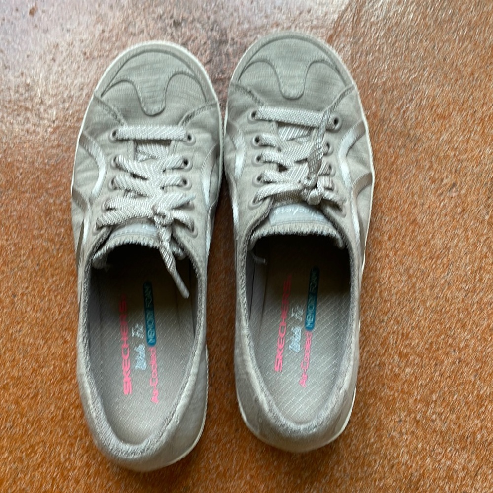 Skechers wide fit air-cooled memory foam causal sneakers- like new, worn once
